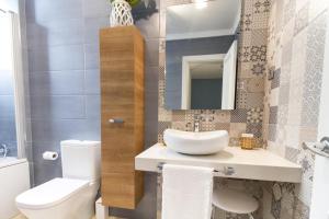 Ένα μπάνιο στο Duplex Agaete Puerto- terraza y Garage +20 φωτογραφίες