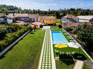 an aerial view of a yard with a swimming pool at Trilogia in Lousã