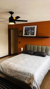 una camera da letto con un letto e un ventilatore a soffitto di SantaRitaDepartment-Consulate-HospitalA a Guadalajara