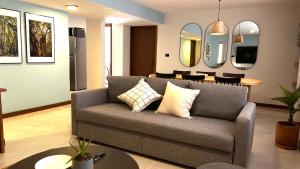 un soggiorno con un divano e un tavolo di SantaRitaDepartment-Consulate-HospitalA a Guadalajara