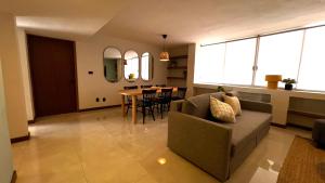 un soggiorno e una sala da pranzo con divano e tavolo di SantaRitaDepartment-Consulate-HospitalA a Guadalajara