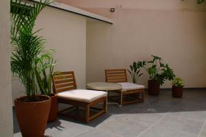 una stanza con due sedie e un tavolo e piante di SantaRitaDepartment-Consulate-HospitalA a Guadalajara