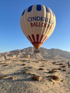 ein Heißluftballon fliegt über die Wüste in der Unterkunft House of Dreams apartments Luxor in Luxor + 144 Fotos