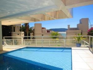 a large swimming pool on top of a building at Res. Signus in Bombinhas