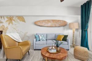 a living room with a couch and a table at New Sunsets 2 kings 1st floor in Waikoloa +88 photos