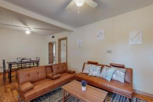 アルバカーキにあるCharming Casita with 3br with Parking & Wifi!のリビングルーム(ブラウンソファ、テーブル付) +25枚の写真