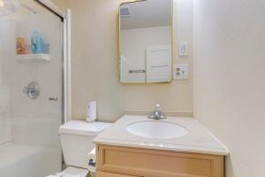 アルバカーキにあるCharming Casita with 3br with Parking & Wifi!の洗面台と鏡のあるバスルーム