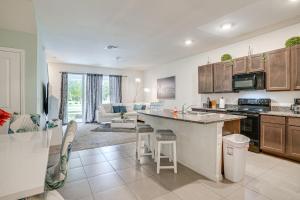 Η κουζίνα ή μικρή κουζίνα στο Modern Family Townhome with Patio in Riverview!