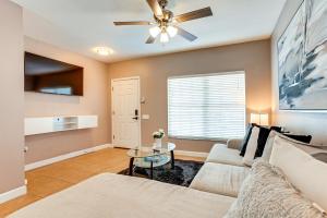 ein Wohnzimmer mit einer Couch und einem Deckenventilator in der Unterkunft Shop, Golf and More Family Retreat in Wesley Chapel in Pebble Creek