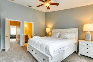 ein Schlafzimmer mit einem weißen Bett und einem Deckenventilator in der Unterkunft Shop, Golf and More Family Retreat in Wesley Chapel in Pebble Creek