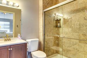 ein Badezimmer mit Dusche, Toilette und Waschbecken in der Unterkunft Shop, Golf and More Family Retreat in Wesley Chapel in Pebble Creek + 18 Fotos