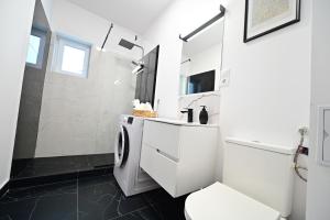 Un baño blanco con lavabo e inodoro. en FLH - ForRest Haven, en Sibiu 28 fotos más