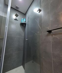 ボゴタにあるAH/Loft esencia Natural, Wifi, Coworking, Usaquénの浴室のガラス扉付きシャワー +39枚の写真