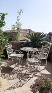 two chairs and a table and a table and chairs at Bed & Breakfast La Casa Antica in Macomer