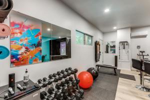 ein Raum mit einem Fitnessraum mit Trainingsgeräten in der Unterkunft The Q - Austin Family Vacation Home - Hot Tub, Sauna, Gym & Backyard in Austin