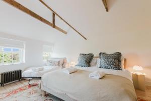 ein Schlafzimmer mit zwei Betten und einem Fenster in der Unterkunft Georgian Luxury Margate Tnhouse Sleeps 11 By Adliv in Margate