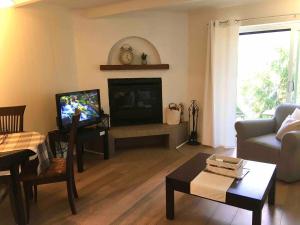 Una sala de estar con un sofá y una chimenea. en Le Coin Relax Tremblant, en Mont-Tremblant