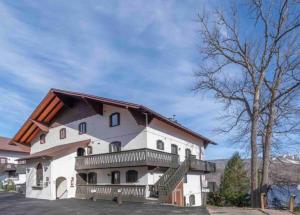 una gran casa blanca con techo de gambrel en Le Coin Relax Tremblant, en Mont-Tremblant