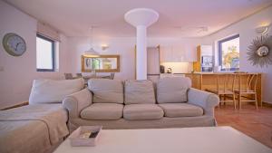 a living room with a couch and a kitchen at Villa MINEA II in Costa Calma