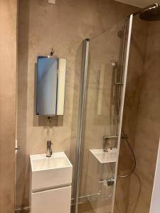 Et badeværelse på Studio apartment with the perfect city location