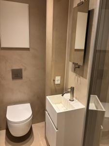 Et badeværelse på Studio apartment with the perfect city location