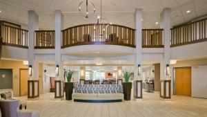a lobby with a couch and a chandelier at Best Western Plus Kennewick Inn in Kennewick