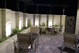 a patio with a table and chairs and a table and chairs at Best Western Plus Kennewick Inn in Kennewick