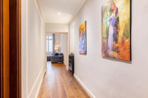 トリノにあるDomus San Carlo- Luxury apartment in Turin's heartの壁画三面廊下 +22枚の写真