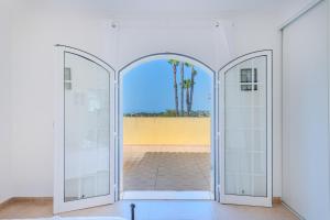 d'une porte ouverte avec vue sur le patio. dans l'établissement Villa Monte da Torre, à Loulé 53 autres photos