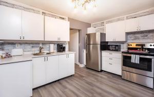 Dapur atau dapur kecil di Modern 3BR in Sandy Hill - Walk to Byward Market