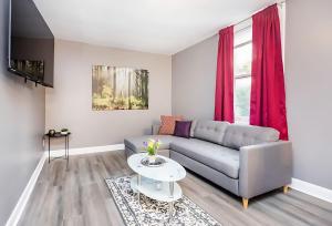 Televisyen dan/atau pusat hiburan di Modern 3BR in Sandy Hill - Walk to Byward Market