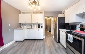 Dapur atau dapur kecil di Modern 3BR in Sandy Hill - Walk to Byward Market +8 gambar