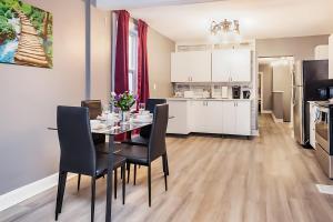 Dapur atau dapur kecil di Modern 3BR in Sandy Hill - Walk to Byward Market