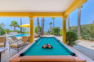 - un billard à l'arrière d'une maison dans l'établissement Villa Monte da Torre, à Loulé