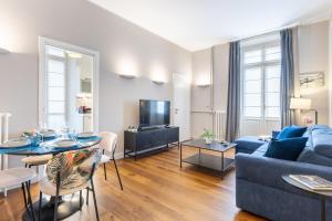 トリノにあるDomus San Carlo- Luxury apartment in Turin's heartの青いソファとテーブルのあるリビングルーム