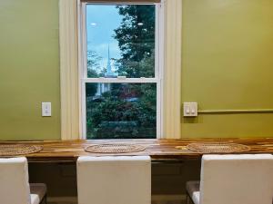 スプリングフィールドにあるHistoric Springfield Homeのテーブル、椅子、窓が備わります。