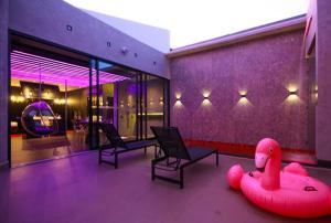 Una habitación con dos sillas y un pato de goma inflable. en Savana Motel, en Ribeirão Preto