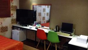 Cette chambre comprend un bureau avec un ordinateur et deux chaises. dans l'établissement Nakwon Arcade Sky Motel, à Séoul