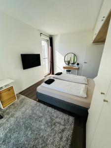 Villa Lozorno في لوزورنو: غرفة نوم مع سرير وتلفزيون بشاشة مسطحة +18 صورة