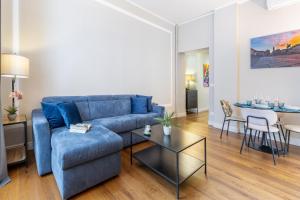 トリノにあるDomus San Carlo- Luxury apartment in Turin's heartの青いソファとテーブルのあるリビングルーム