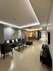 ein Wohnzimmer mit Sofa und Tisch in der Unterkunft Executive Apartments at Goldcrest Mall DHA phase 4 by Nirvana Nests in Lahore