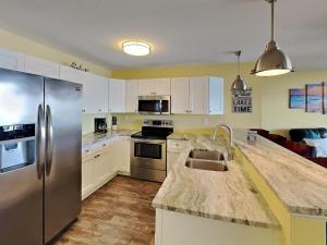 Η κουζίνα ή μικρή κουζίνα στο Put-in-Bay Waterfront Condo #105