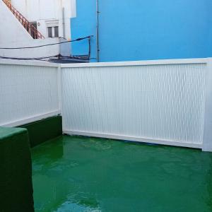 una piscina di acqua verde di fronte a un edificio di Tranquilidad frente al mar a Güímar