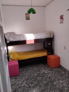 una habitación con dos literas en la pared en Casa lajas, en Villa María