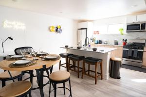Kuchyň nebo kuchyňský kout v ubytování Stylish Downtown Apt - Workspace - Games - Parking