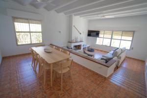 ein Wohnzimmer mit Tisch und Couch in der Unterkunft Urbasur Villa Islantilla Golf in Isla Cristina
