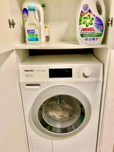 a white washer and dryer in a kitchen at Ruhige Gästezimmer in Bonn mit Gemeinschaftsbad & Küche in Bonn