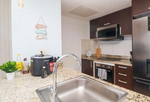 Una cocina o cocineta en Juan Dolio on the beach Beautiful beachfront apt