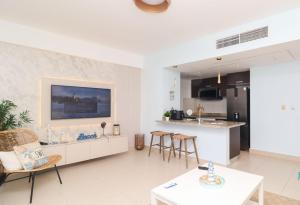 Una cocina o cocineta en Juan Dolio on the beach Beautiful beachfront apt