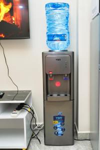 un enfriador de agua con una botella encima en Kindaruma A401, en Nairobi 4 fotos más